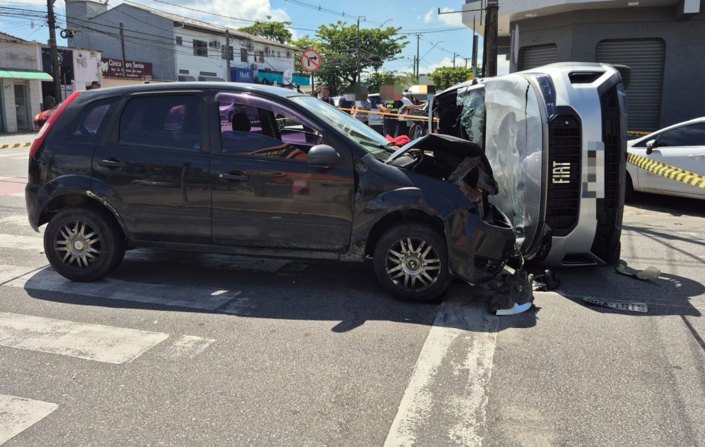 Carro tomba após acidente no bairro Campo Grande em Paranaguá 4 WhatsApp Image 2025 12 15 at 16.07.06