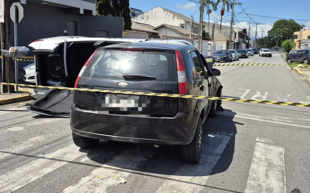 Carro tomba após acidente no bairro Campo Grande em Paranaguá 2 WhatsApp Image 2025 12 15 at 16.08.04