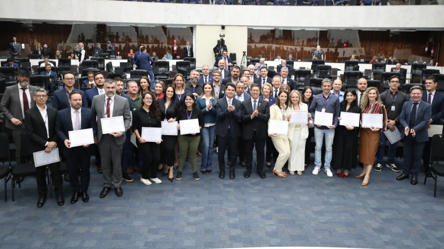 Assembleia Legislativa do Paraná homenageia servidores responsáveis pela marca de 100% de transparência 1 Homenagens ocorreram na manhã desta quarta-feira (10), no Plenário da Casa (Créditos: Orlando Kissner/Alep)
