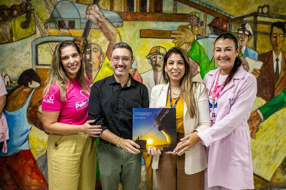 Recurso foi arrecadado com a venda do livro "Porto de Paranaguá – 90 anos", realizada durante a campanha do Outubro Rosa (Foto: Claudio Neves/Portos do Paraná)