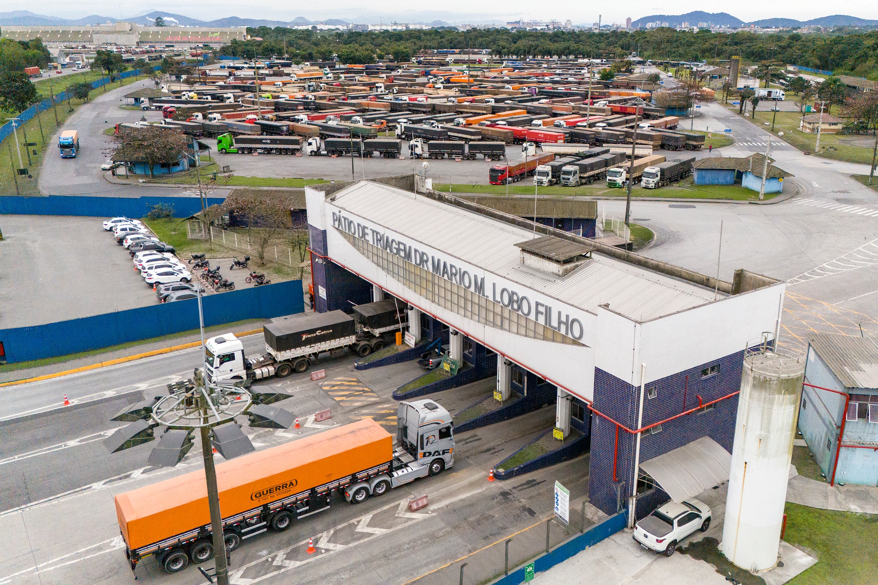 Pátio de Triagem do Porto de Paranaguá bate recorde ao receber mais de 507 mil caminhões em 2025 1 "Aumento de calado, estratégia logística e safra recorde de soja e milho influenciaram este marco operacional. Outro recorde atingido pela unidade no último ano foi o de movimentação diária", informa a Portos do Paraná (Foto: Claudio Neves/Portos do Paraná)