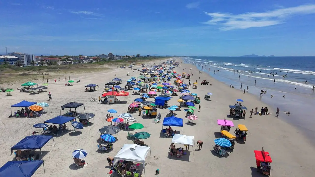 Temporada de verão: Movimento na economia local e alto fluxo de turistas em Guaratuba e Pontal do Paraná 1 Expectativa é positiva para restante da temporada e o Carnaval (Foto: Clovis Santos/Prefeitura de Pontal do Paraná)