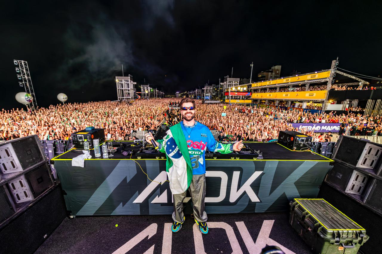 Espetáculo com 300 drones no céu projetou a Ponte de Guaratuba (Foto: Jonathan Campos/AEN - SECOM)