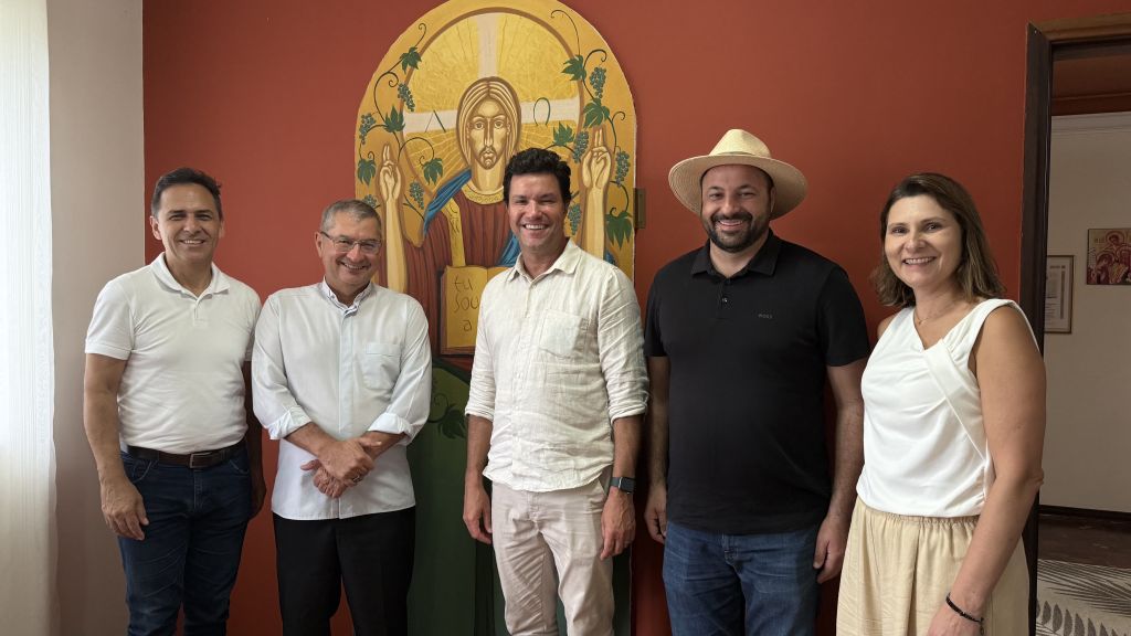 Guto Silva e prefeito Adriano Ramos visitam Catedral de Paranaguá e Santuário do Rocio 2 Autoridades foram recebidas pelo bispo de Paranaguá, Dom Paulo Alves Romão, na Catedral (Foto: Moyses Zanardo/Prefeitura de Paranaguá)