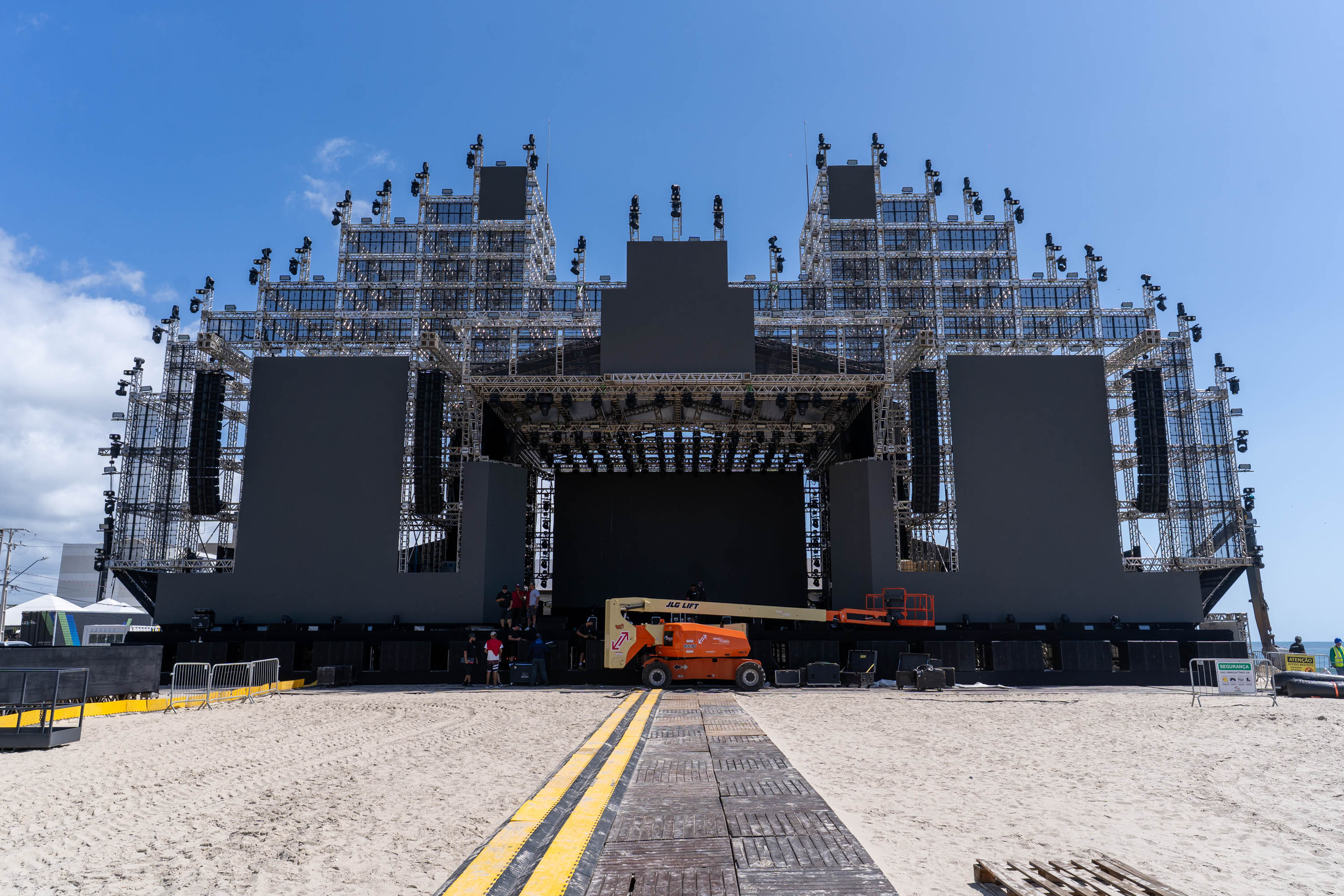 Após vistoria, Governo do Estado confirma liberação para shows na Arena do Verão Maior Paraná em Matinhos 1 No domingo, 4, a maré alta atingiu a região e provocou erosão da areia da praia próxima à estrutura onde estão montados os palcos do evento (Foto: Felipe Henschel/AEN)