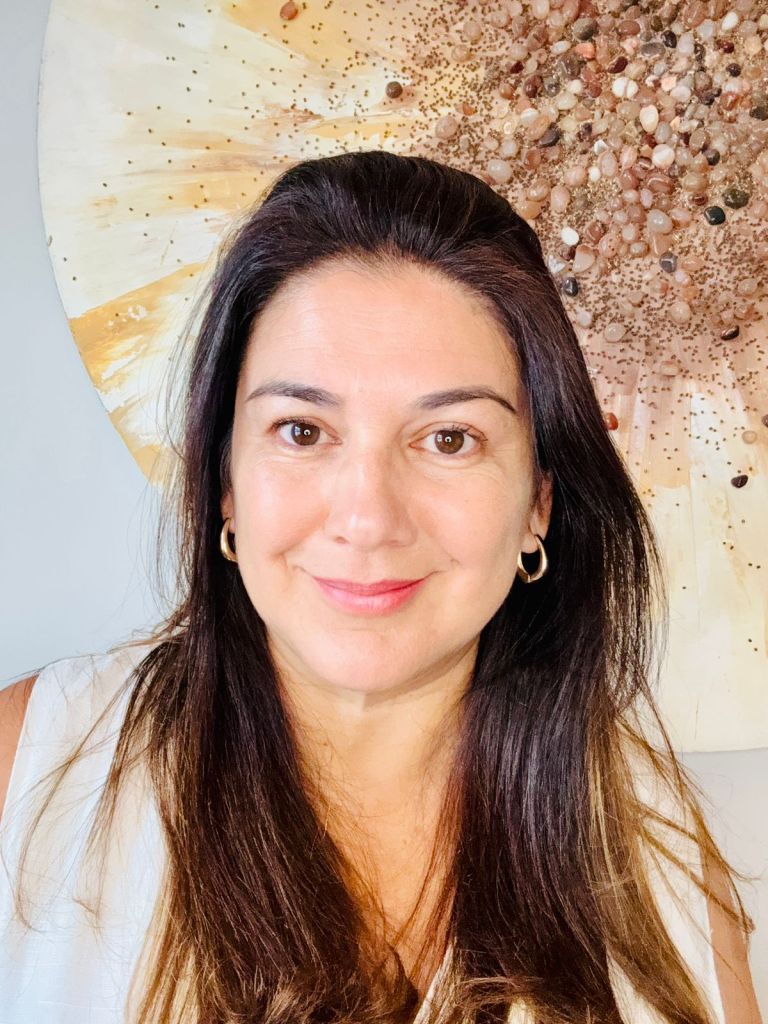 Psicóloga destaca como estabelecer metas saudáveis e concretizá-las ao longo do novo ano 2 “A disciplina pode nos levar a motivação, nem sempre estamos motivados para realizar algo, mas quando temos disciplina de realizar o que nos propomos a fazer as chances de sentir-se motivado pode aumentar”, frisa a psicóloga Carla Slongo (Foto: Arquivo Pessoal)