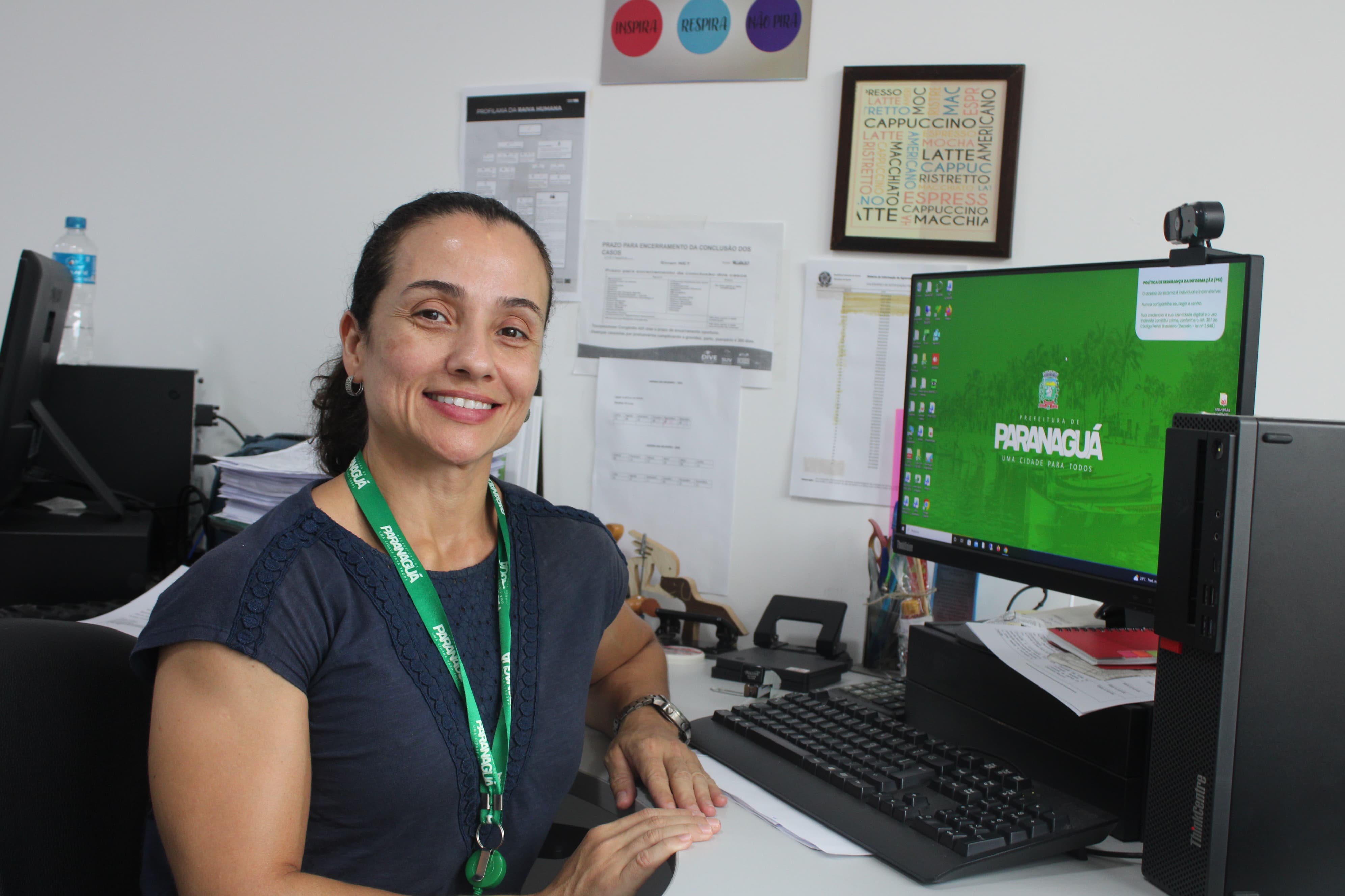 Saiba como identificar e prevenir a Síndrome mão-pé-boca 1 A enfermeira Andrea Moura explica que a transmissão geralmente é fecal-oral, através do contato com secreções da pessoa contaminada, secreção da parte respiratória ou secreção das lesões. Pode ser também através do contato com as fezes do paciente contaminado, ou de objetos ou brinquedos contaminados com a secreção