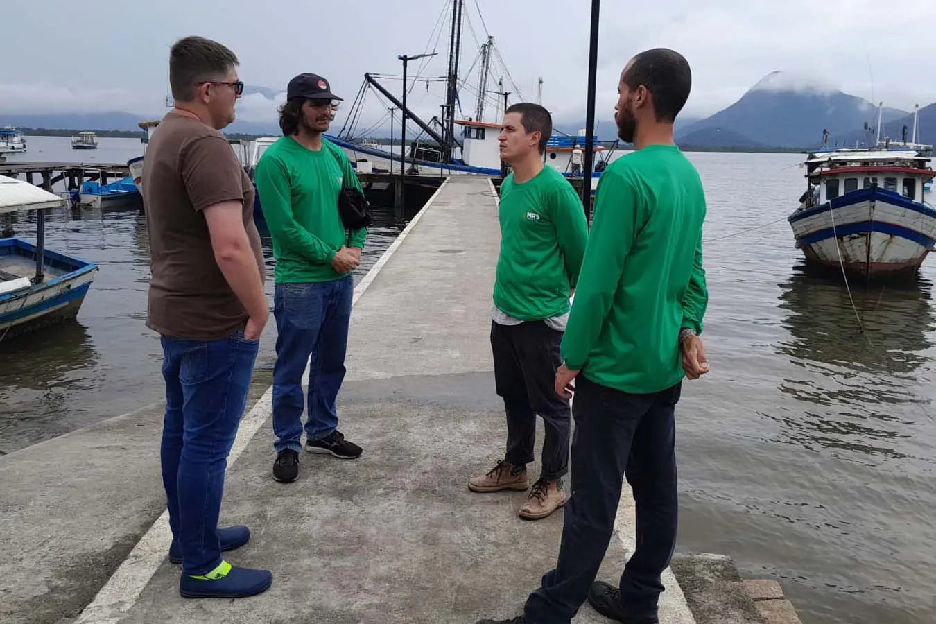 Ponte de Guaratuba: atividade dos pescadores artesanais ocorre de forma contínua durante a construção 1 1 der baia de guaratuba