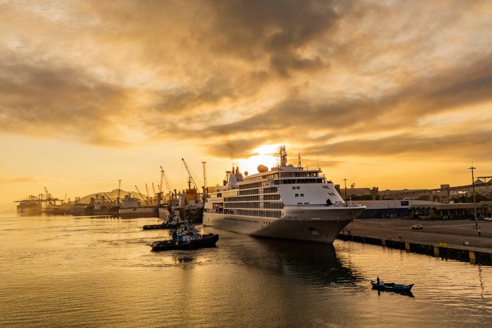 Navio de cruzeiro de luxo Silver Whisper atraca em Paranaguá no domingo