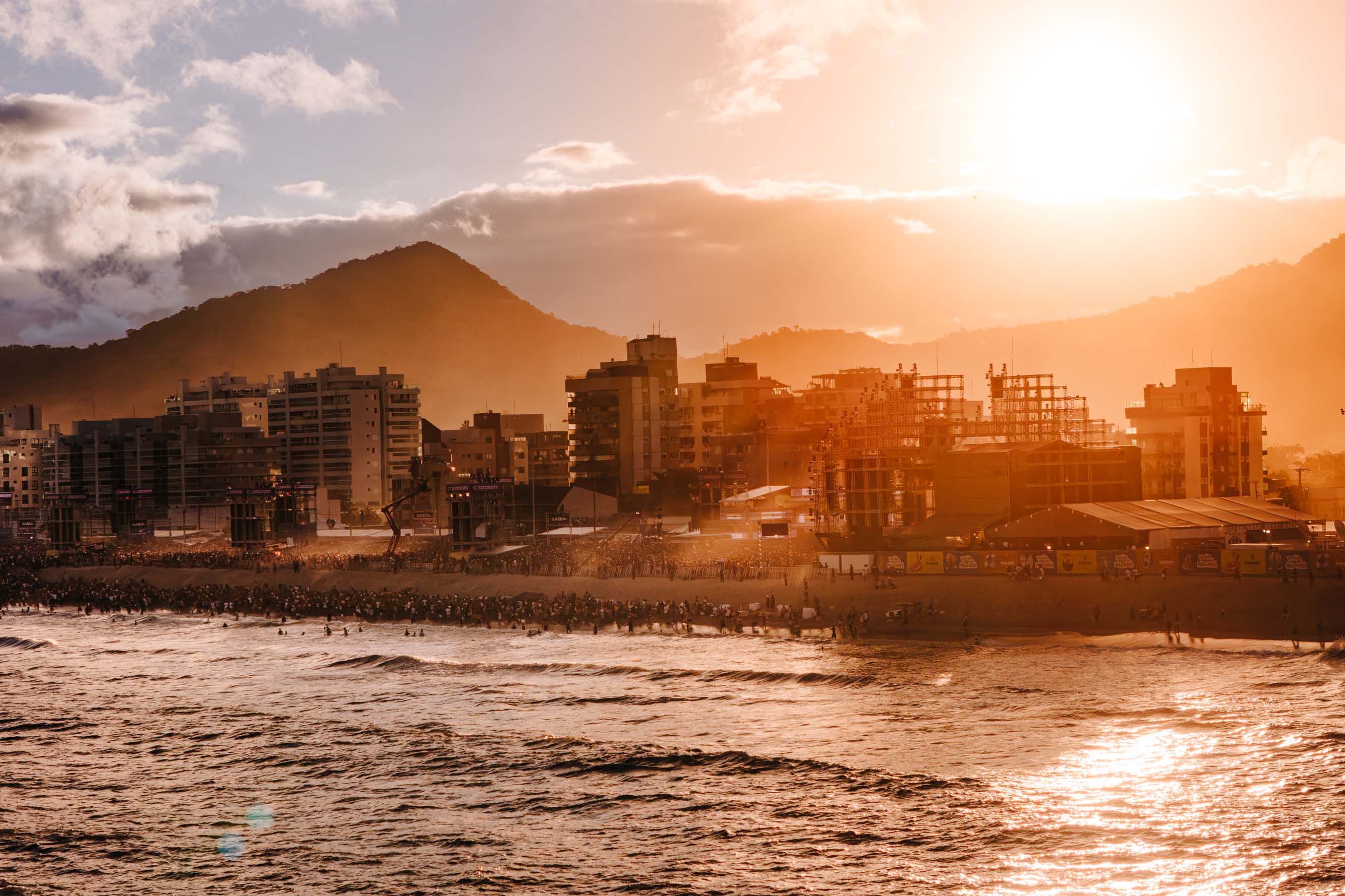Cada R$ 1 aplicado no Verão Maior Paraná aumenta PIB do Litoral em R$ 1,19, aponta estudo 1 Dados apontam para um crescimento da participação dos sete municípios litorâneos no PIB estadual entre 2019 e 2023. Também houve ampliação no número de empresas instaladas e na massa de salários pagos aos trabalhadores da região (Foto: Secom/Governo do Paraná)