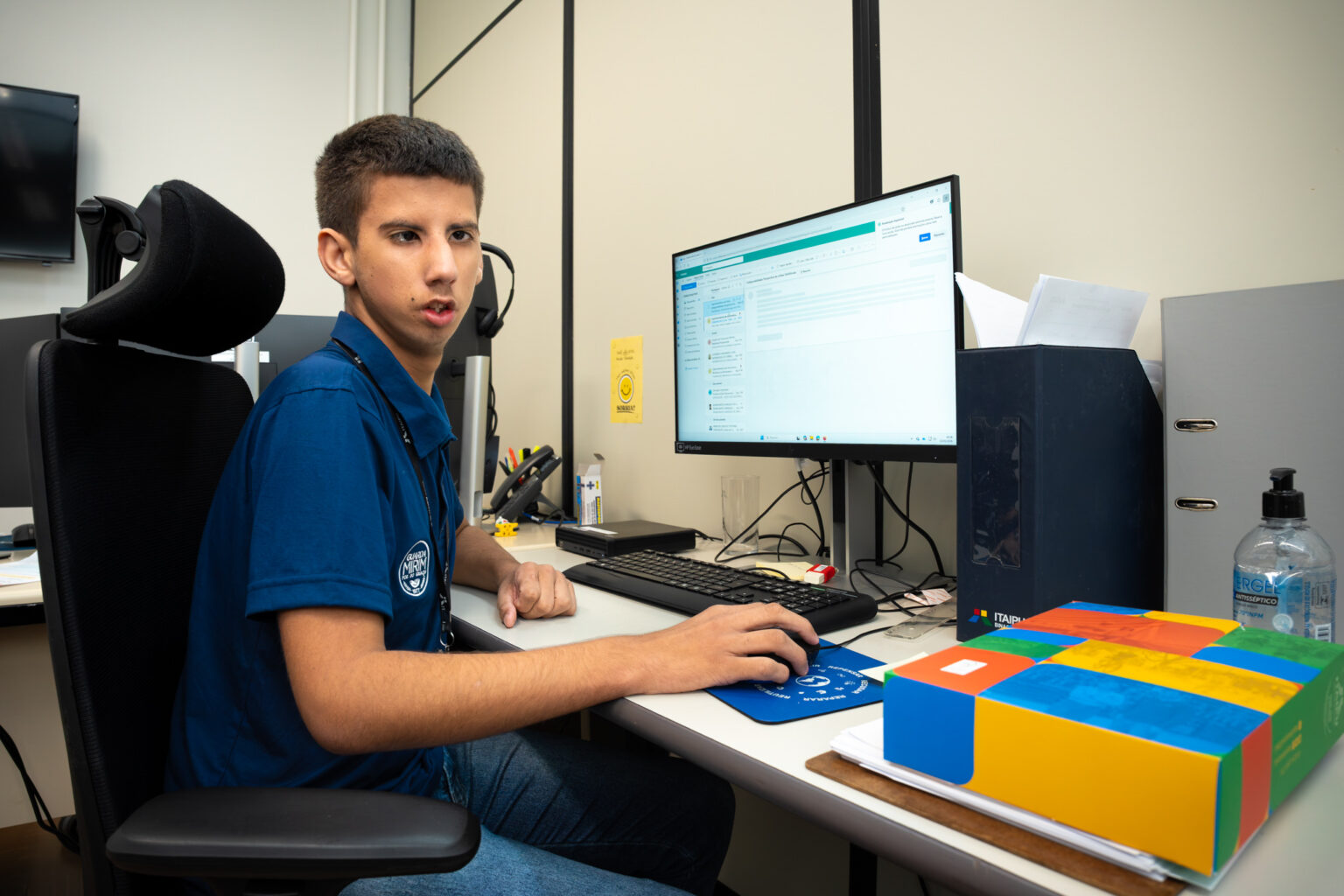 Itaipu integra jovem neurodivergente ao Programa de Iniciação ao Trabalho 1 Ryann Mateus Marques de Lima, 17 anos, integrante do PIIT (Foto: Rubens Fraulini/Itaipu Binacional)