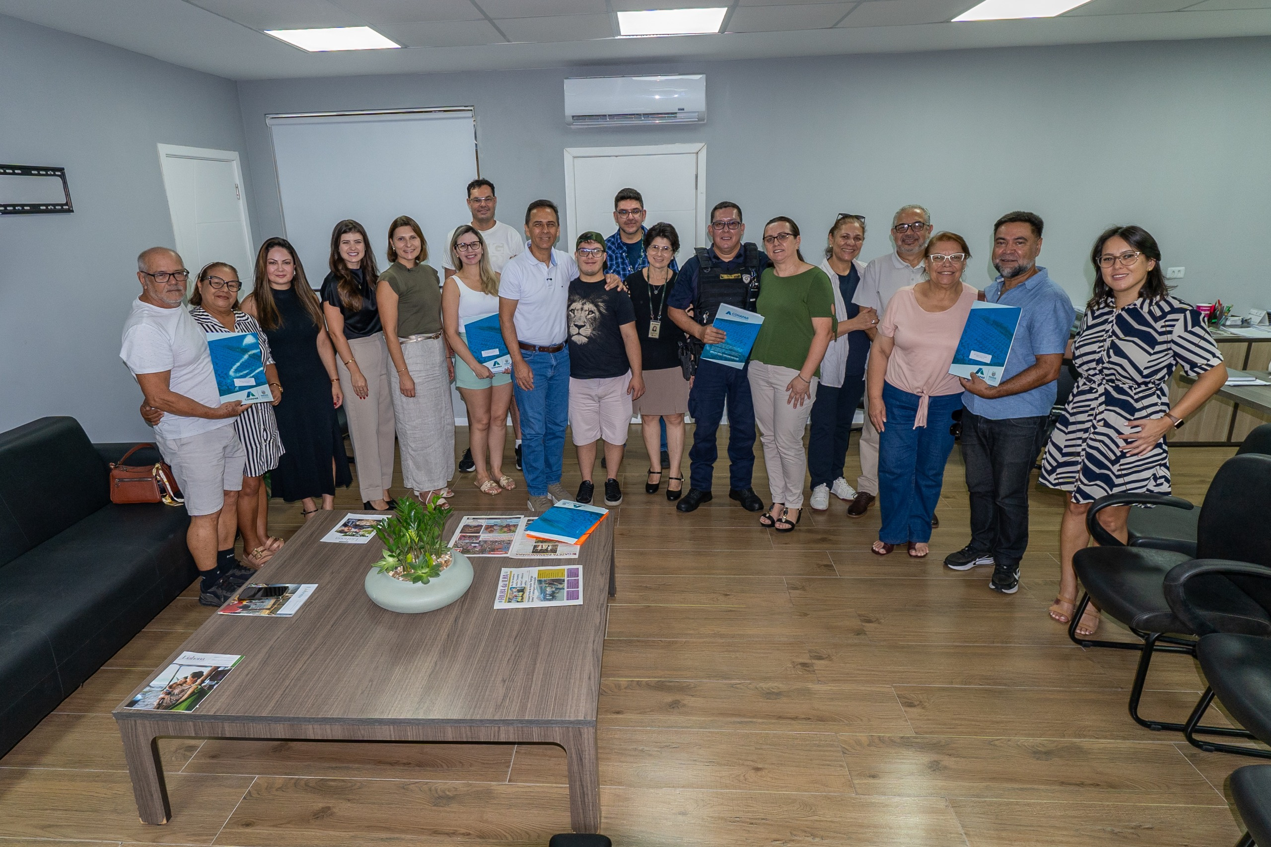 Prefeitura de Paranaguá e COHAPAR entregam títulos de propriedade a famílias pelo programa Escrituração Direta 1 A ação foi viabilizada por meio de parceria com a Companhia de Habitação do Paraná (Cohapar), dentro do programa Escrituração Direta (Foto: Wilson Leandro/Prefeitura de Paranaguá)
