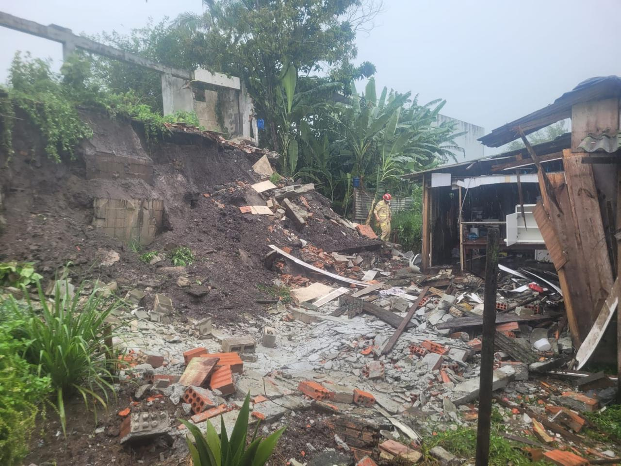 O município informou que todas as pessoas desalojadas foram encaminhadas para casas de familiares (Foto: Defesa Civil de Paranaguá)