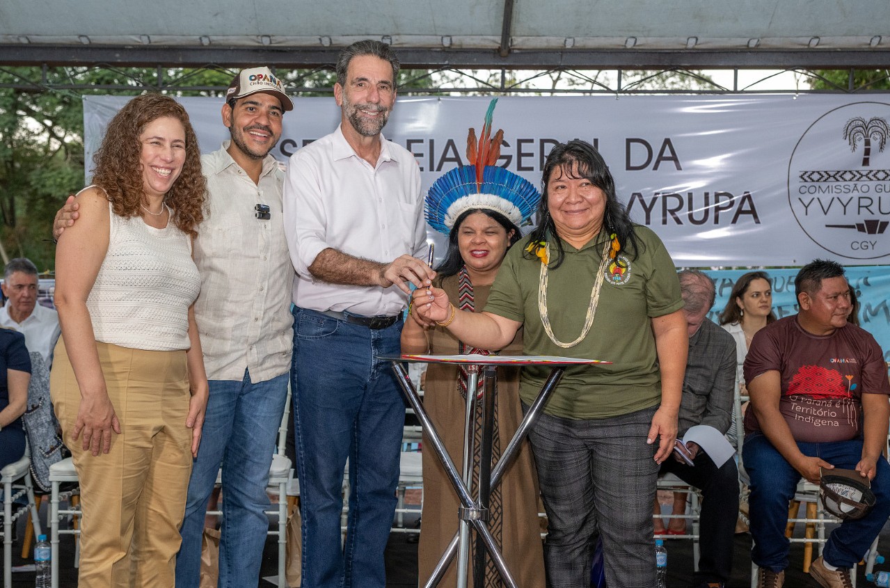 Assinatura da compra de terras para as aldeias em Terra Roxa e Guaíra (Foto: William Brisida/Itaipu Binacional)