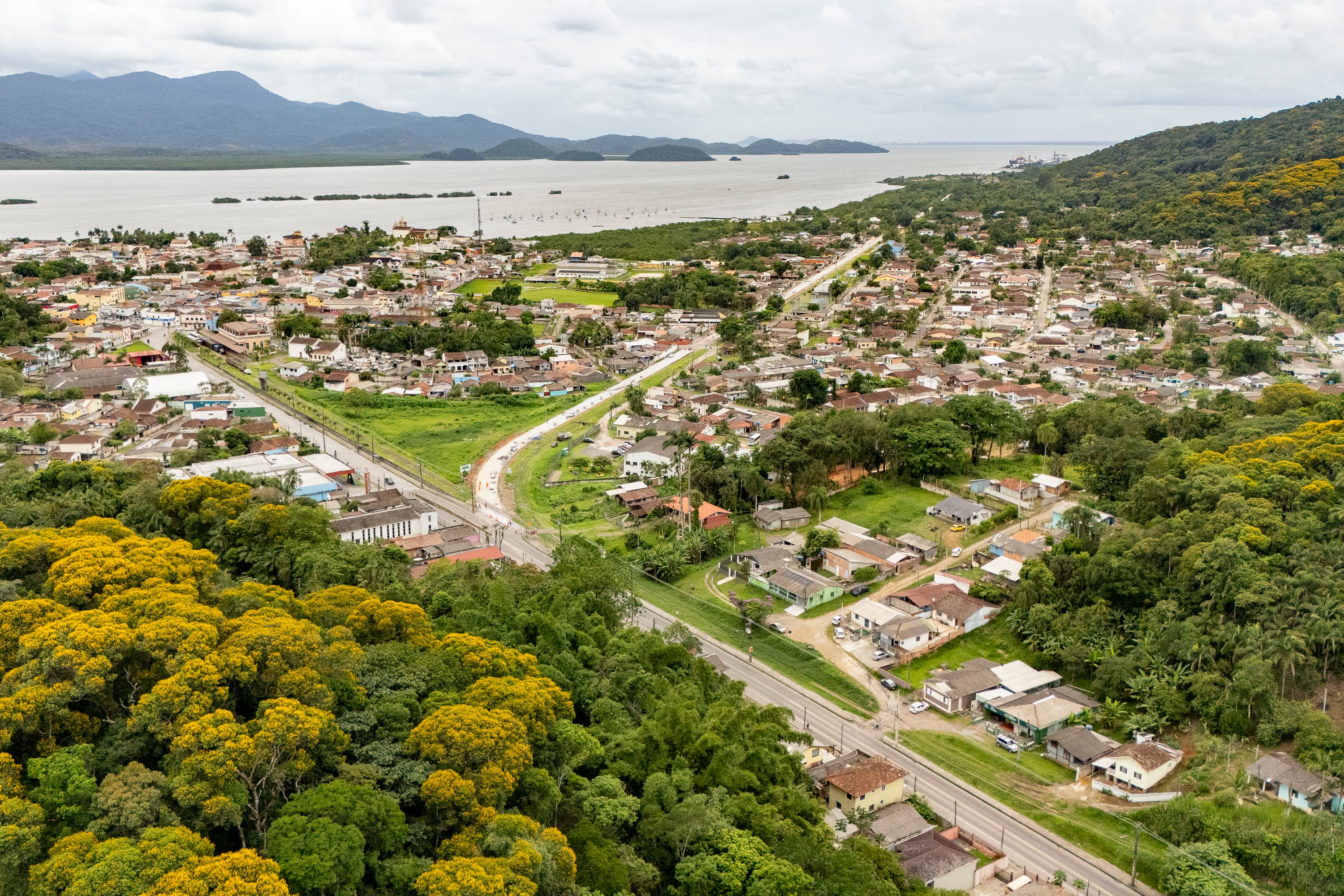 Obras viárias da Portos do Paraná em Antonina chegam a 50% e transformam acessos ao porto 1 Na Avenida Conde Matarazzo, uma das principais da cidade, os trabalhos de pavimentação já atingiram 80% (Foto: Claudio Neves/Portos do Paraná)