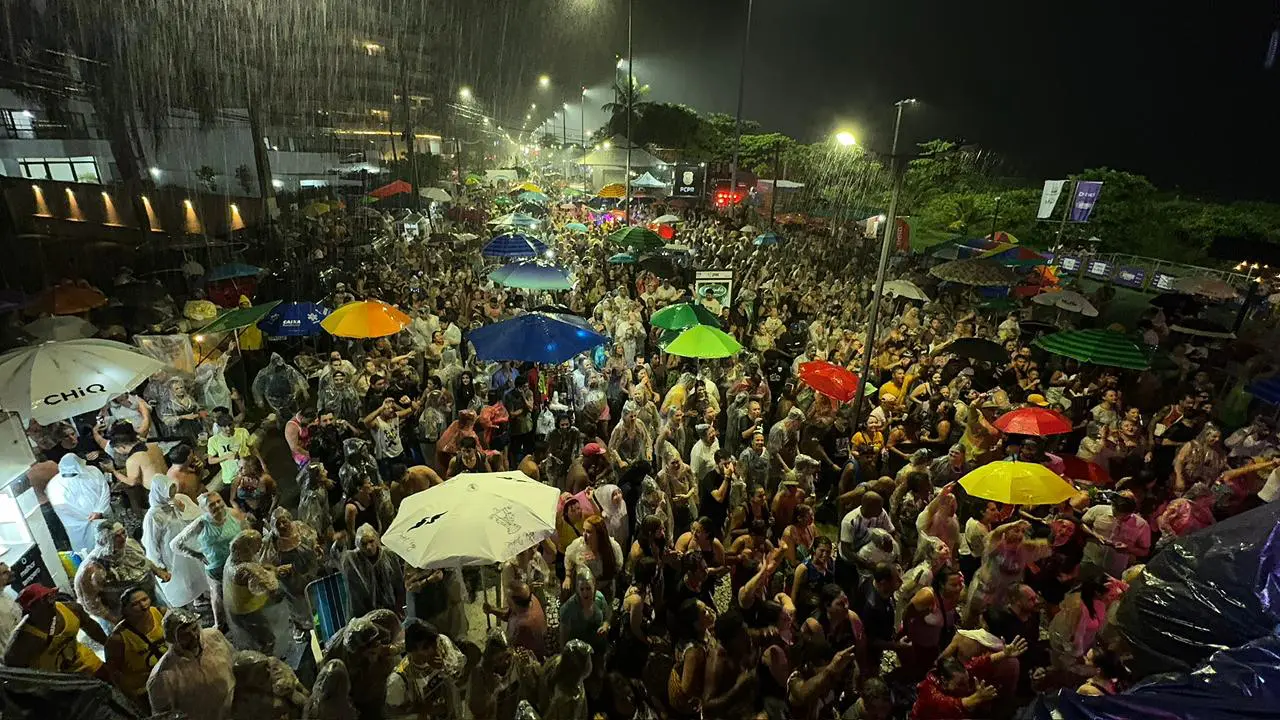 Show com Olodum marca encerramento do Carnaval 2026 em Matinhos 1 A apresentação aconteceu na esquina da Avenida Atlântica com a rua Alvorada, no balneário Caiobá, em Matinhos (Foto: Prefeitura de Matinhos)