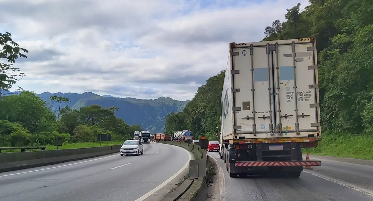 BR-277 deve registrar fluxo intenso com mais de 260 mil veículos entre Curitiba e o litoral durante o Carnaval 1 A concessionária responsável pelo trecho informou ainda que prepara uma operação especial para o período (Foto: Arquivo)
