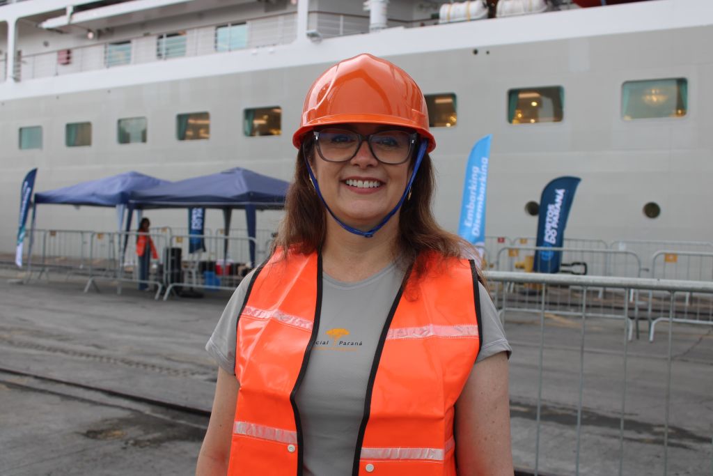 A proprietária da agência de receptivo Special Paraná, Bibiana Antoniacomi, destacou a importância da chegada do Silver Whisper em Paranaguá para o fortalecimento do turismo na cidade (Foto: Folha do Litoral News)