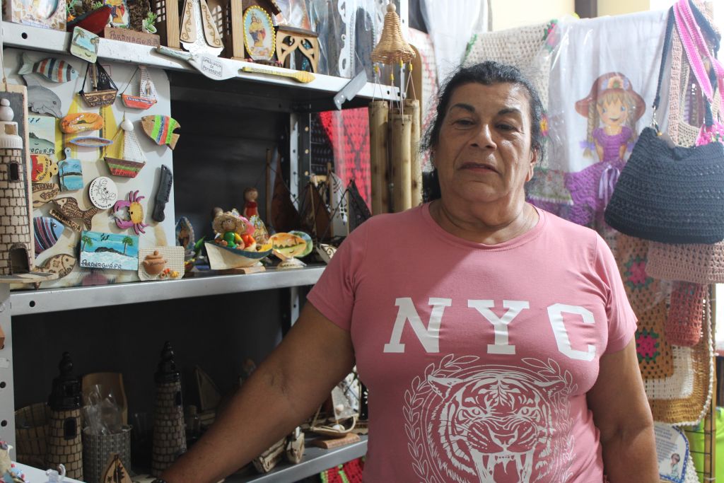 Mercado do Artesanato valoriza cultura local com variedade de itens produzidos em Paranaguá 2 A artesã Rosângela de Fátima Nascimento comenta que o movimento tem sido positivo nos últimos dias (Foto: Folha do Litoral News)