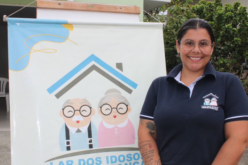 “Estamos preparando um dia muito especial, comemoração do nosso aniversário, a instituição, querendo ou não, vai fazer 86 anos, então, não deixa de ser um idoso, uma idosa”, disse a supervisora administrativa do Lar, Gabriela Bremer (Foto: Folha do Litoral News)