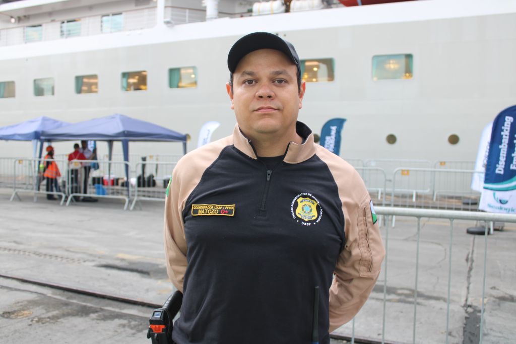 O supervisor de Segurança Portuária (SSP) da Portos do Paraná, Thiago Matozo, explicou a atuação da Guarda Portuária na segurança do navio e da área portuária, seguindo as diretrizes da Comissão Nacional de Segurança Pública nos Portos, Terminais e Vias Navegáveis (Conportos) (Foto: Folha do Litoral News)