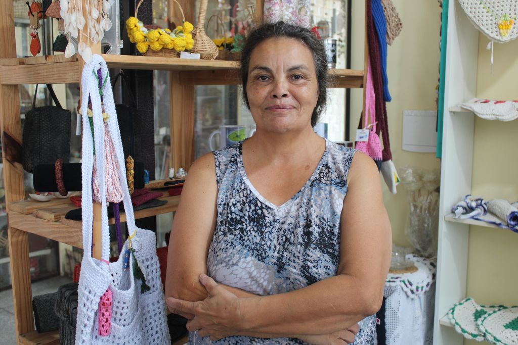 Mercado do Artesanato valoriza cultura local com variedade de itens produzidos em Paranaguá 3 A artesã Selma de Souza Mudri destaca que as vendas e a procura pelos produtos apresentaram uma queda, ficando abaixo do esperado para o período (Foto: Folha do Litoral News)