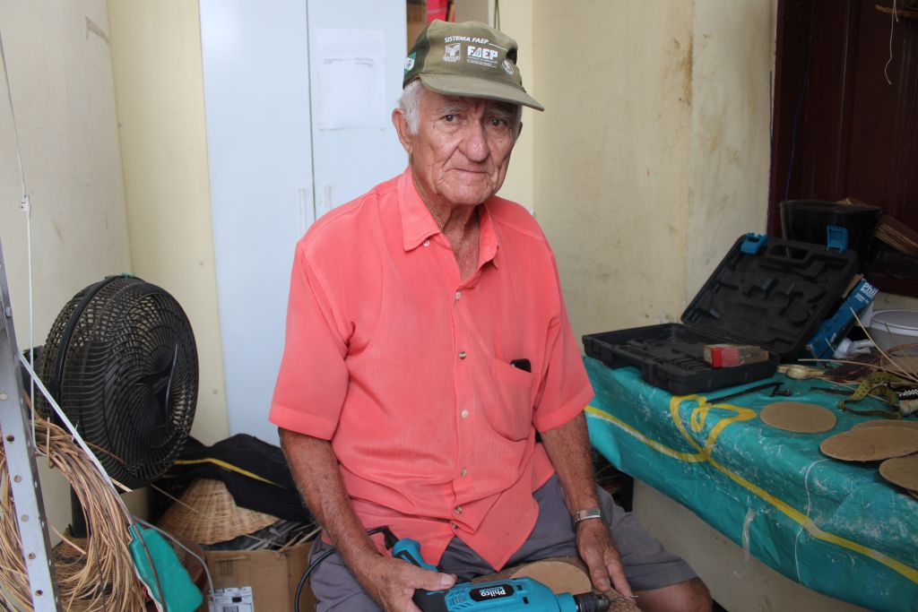 Mercado do Artesanato valoriza cultura local com variedade de itens produzidos em Paranaguá 4 Para o artesão Manoel Gomes de Araújo, o movimento está um pouco distante do esperado para o período (Foto: Folha do Litoral News)