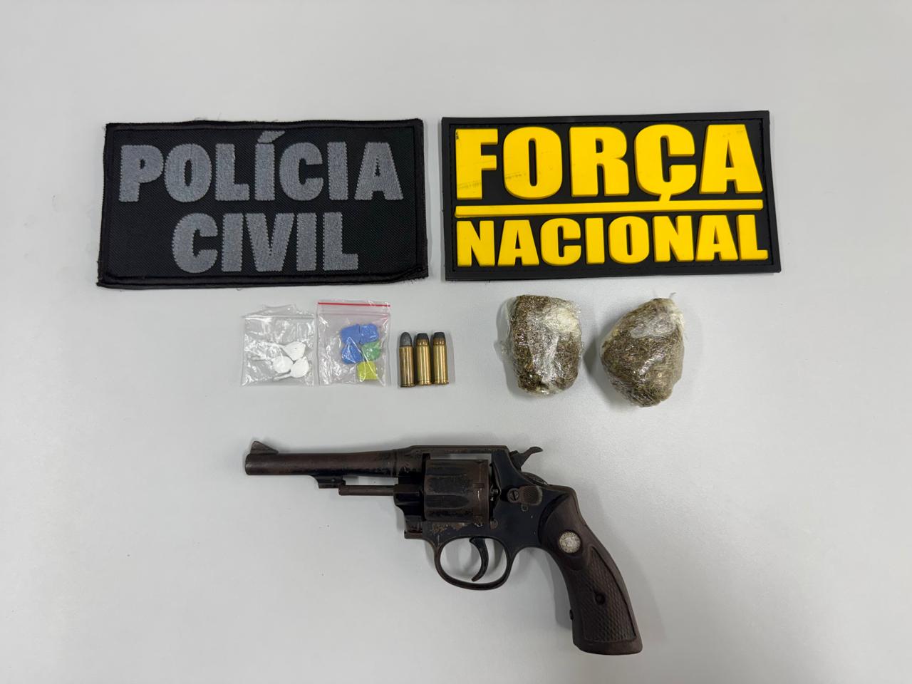 Polícia Civil deflagra operação de combate aos crimes de homicídio em Paranaguá 1 Em um dos imóveis, alvo da operação policial, os agentes encontraram uma arma de fogo, munições e uma pequena porção de entorpecentes Foto: PCPR