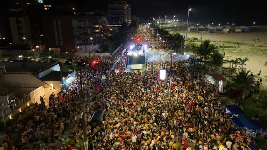 O Carnaval de Matinhos em 2026 ocorreu no sábado, 14, domingo, 15, e segunda-feira, 16, registrando aproximadamente 600 mil (Foto: Prefeitura de Matinhos)