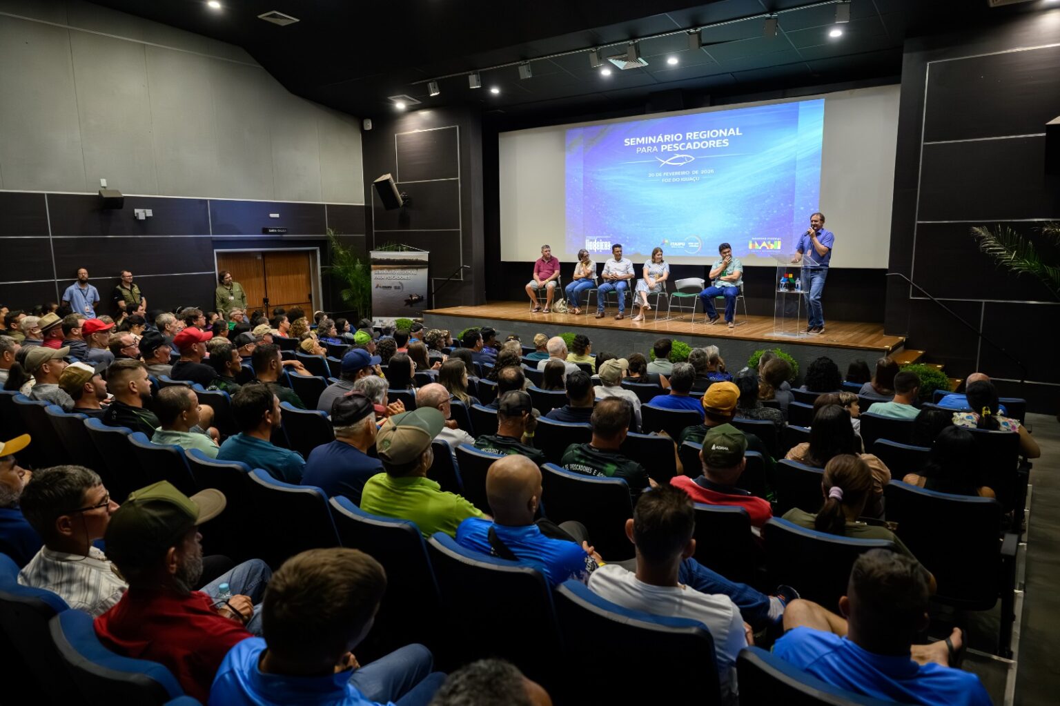 Evento reuniu mais de 200 pescadores no auditório do Centro de Recepção de Visitantes, em Foz do Iguaçu (Foto: William Brisida/Itaipu Binacional)
