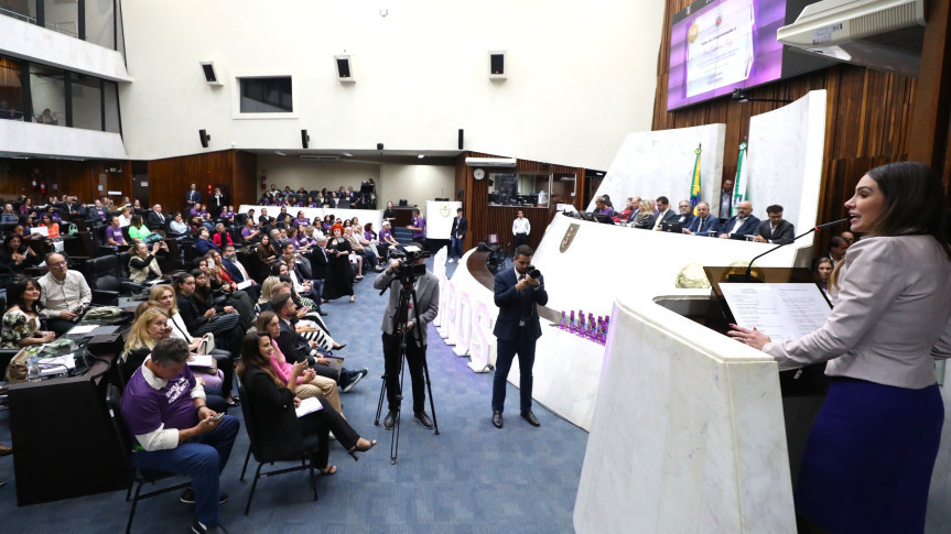Solenidade ocorreu na noite desta segunda-feira (23), no Plenário da Assembleia Legislativa do Paraná (Créditos: Orlando Kissner/Alep)