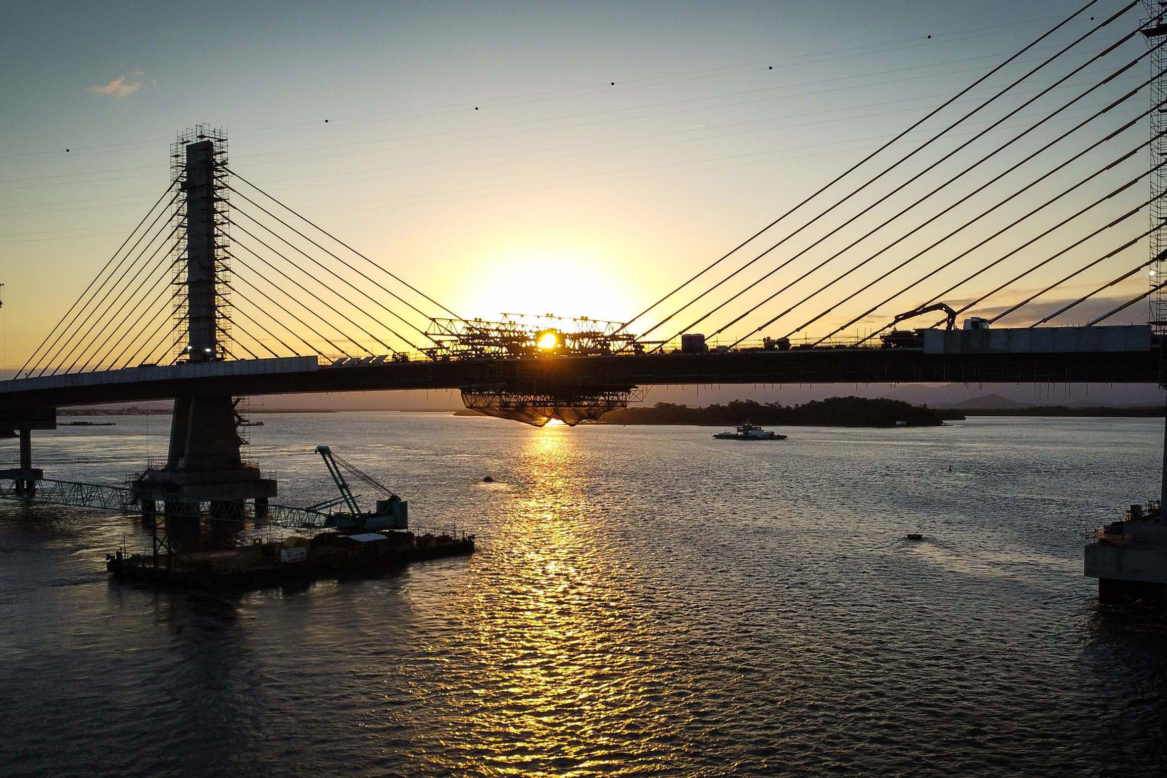 Com o "beijo" da ponte, o trecho pré-moldado já está finalizado e conexão terrestre entre Matinhos e Guaratuba concretizada (Foto: Rodrigo Felix Leal/SEIL)