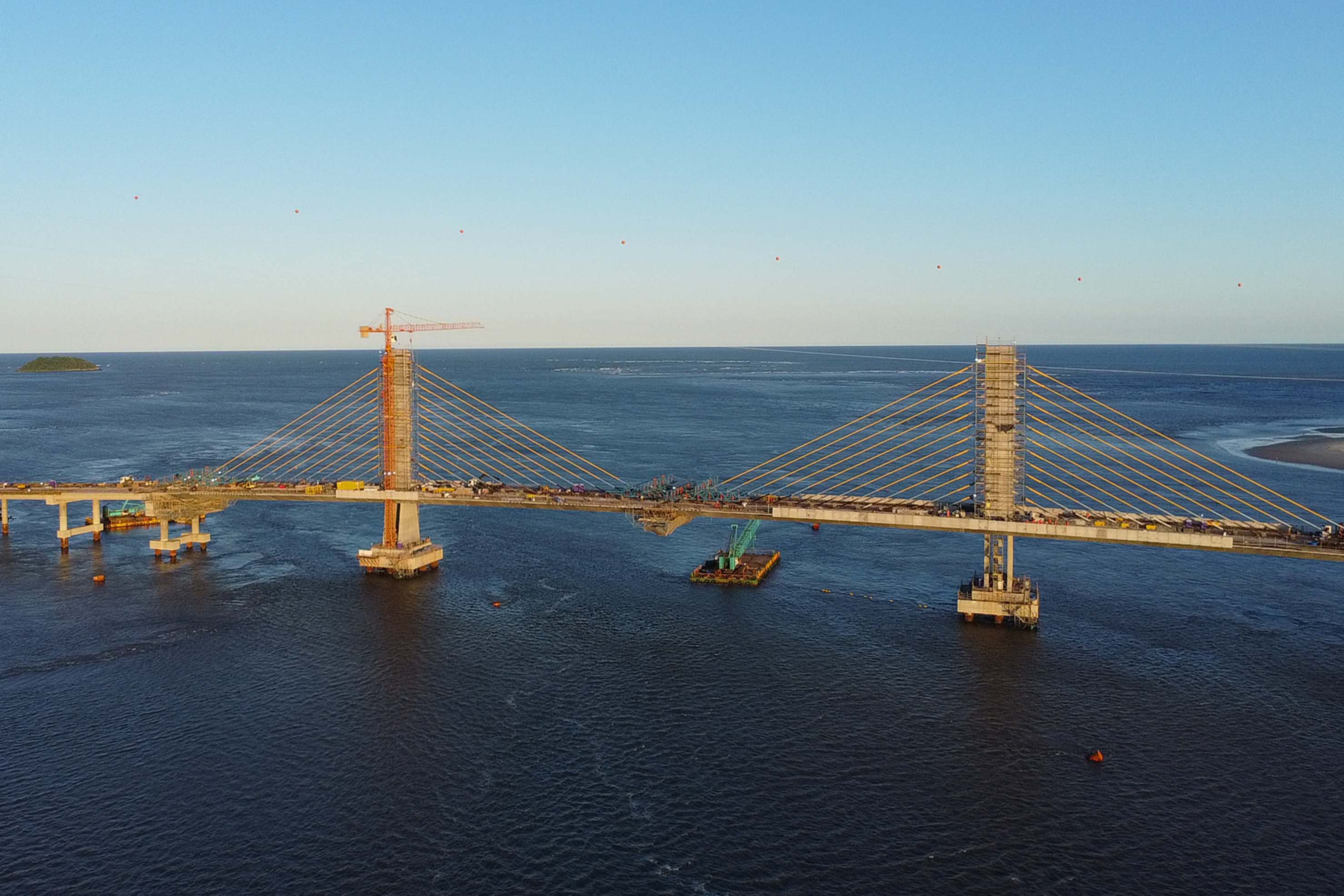 45 mil metros cúbicos de concreto e 5,5 mil toneladas de aço: Ponte de Guaratuba revoluciona a baía 1 As intervenções já estão na reta final, inclusive nos acessos, garantindo fim do ferry boat que opera na baía desde os anos 1960. A travessia de ferry boat que hoje leva em torno de 20 minutos a 30 minutos, será feita em questão de dois minutos (Foto: Rodrigo Félix Leal/SEIL)