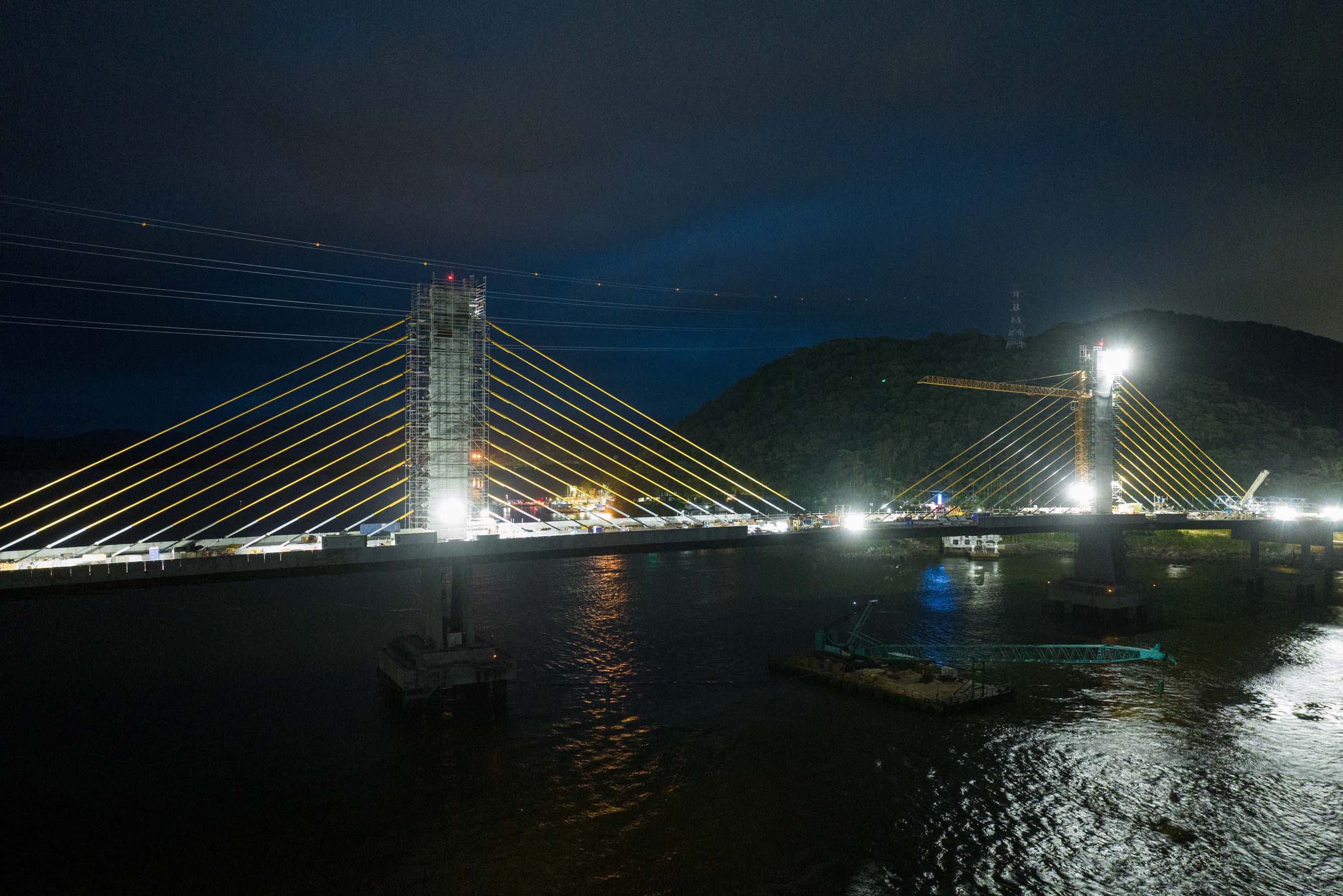 "A ponte terá mais de 1.240 metros de extensão, com quatro faixas de tráfego, duas faixas de segurança em cada sentido, calçadas com ciclovia e guarda-corpos", informa o Governo do Paraná (Foto: Arnaldo Neto/AEN)