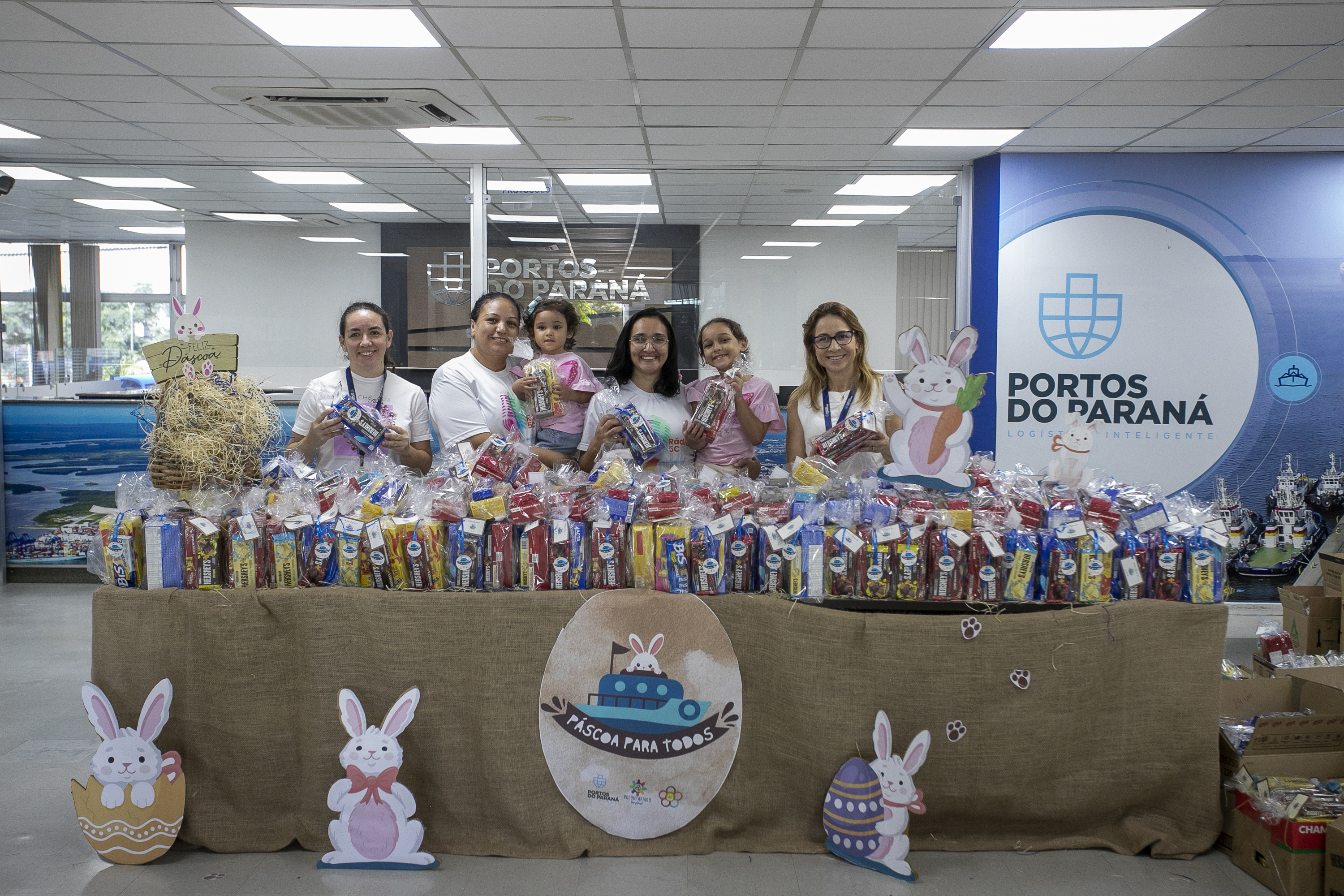 "Páscoa para Todos": Meia tonelada de chocolates é arrecadada pela Portos do Paraná e comunidade portuária 1 Chocolates foram arrecadados pela empresa pública em parceria com a comunidade portuária (Foto: Claudio Neves/Gcom Portos do Paraná)