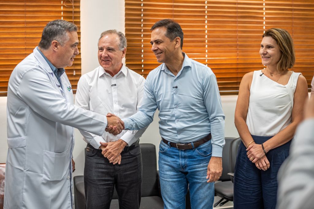 “É uma notícia fantástica para Paranaguá. Temos uma fila de espera de muitos anos. Muitas pessoas aguardam para poder fazer a cirurgia de catarata", ressalta o prefeito Adriano Ramos
(Foto: Moyses Zanardo/Prefeitura de Paranaguá)