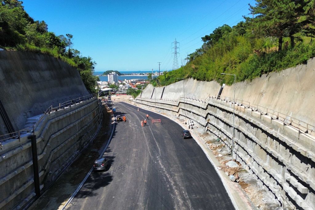 "Para cumprir o cronograma, os trabalhos seguem em ritmo intenso, inclusive com atuação em turnos noturnos”, informa o Governo do Paraná (Foto: Gediel Mendes/Consórcio Supervisor Ponte de Guaratuba)