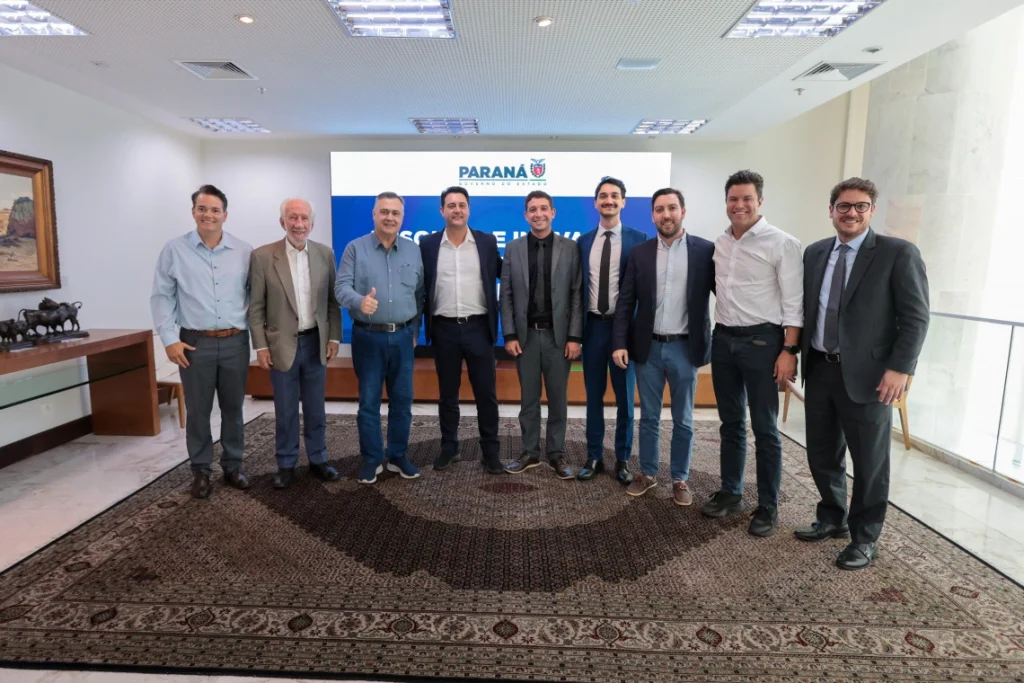 No começo da tarde, eles e outros médicos pesquisadores apresentaram a iniciativa ao governador Carlos Massa Ratinho Junior no Palácio Iguaçu, em Curitiba (Foto: Geraldo Bubniak/AEN)