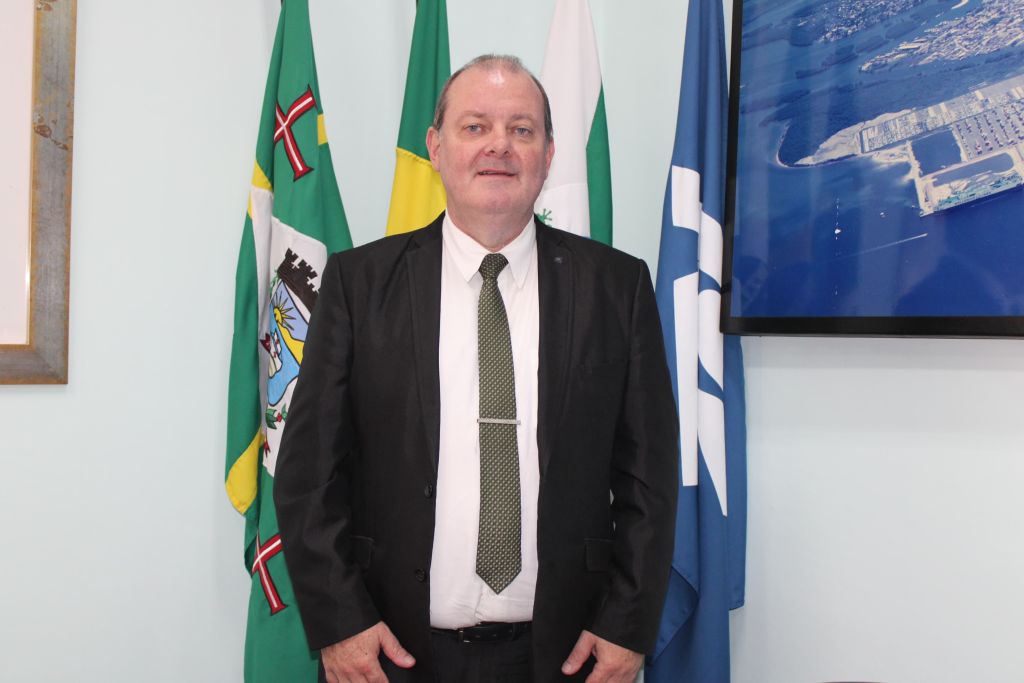 Receita Federal atua como engrenagem estratégica no desenvolvimento do Porto de Paranaguá 2 “Que o Porto continue crescendo, cada vez mais organizado, mais pujante, e que possamos ter muitos anos de crescimento com segurança e agilidade”, parabenizou o delegado da Receita Federal em Paranaguá, Gerson Zanetti Faucz
