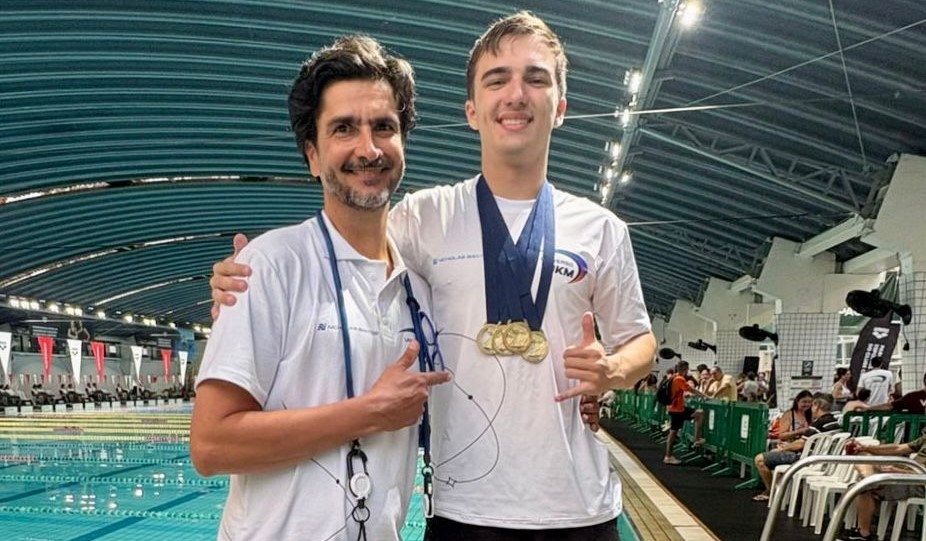 Na foto, o atleta Pietro Lobo Mussoi e o técnico Paulo Andrey (Foto: Grazielle Lobo Mussoi)