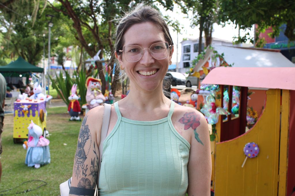A moradora de Paranaguá, Bruna Correia dos Santos, esteve na praça levando sua filha para conferir de perto a decoração de Páscoa (Foto: Folha do Litoral News)