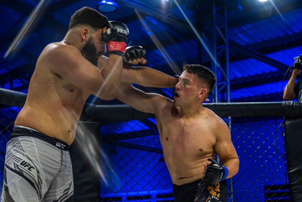 Diego Ferreira saiu vitorioso por nocaute na luta de MMA Profissional (Foto: Moyses Zanardo/Prefeitura de Paranaguá)