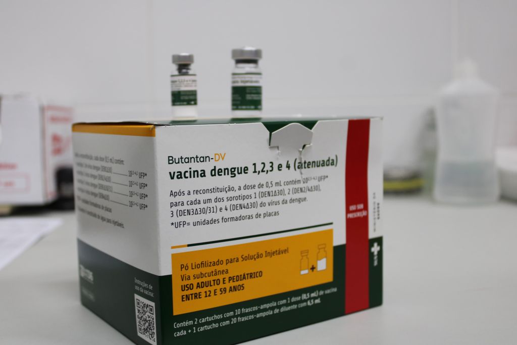 Agentes de saúde começam a receber vacina contra dengue em Paranaguá 2 A proteção vacinal abrange os quatro sorotipos da doença (DENV-1, DENV-2, DENV-3 e DENV-4)