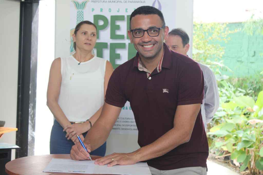 Programa “Turismo na Escola” é lançado em Paranaguá 4 “Onde tudo começa é dentro da sala de aula. É um dia muito feliz por poder proporcionar essa adesão no nosso município”, comenta o secretário municipal de Educação, Thiago Casas do Nascimento