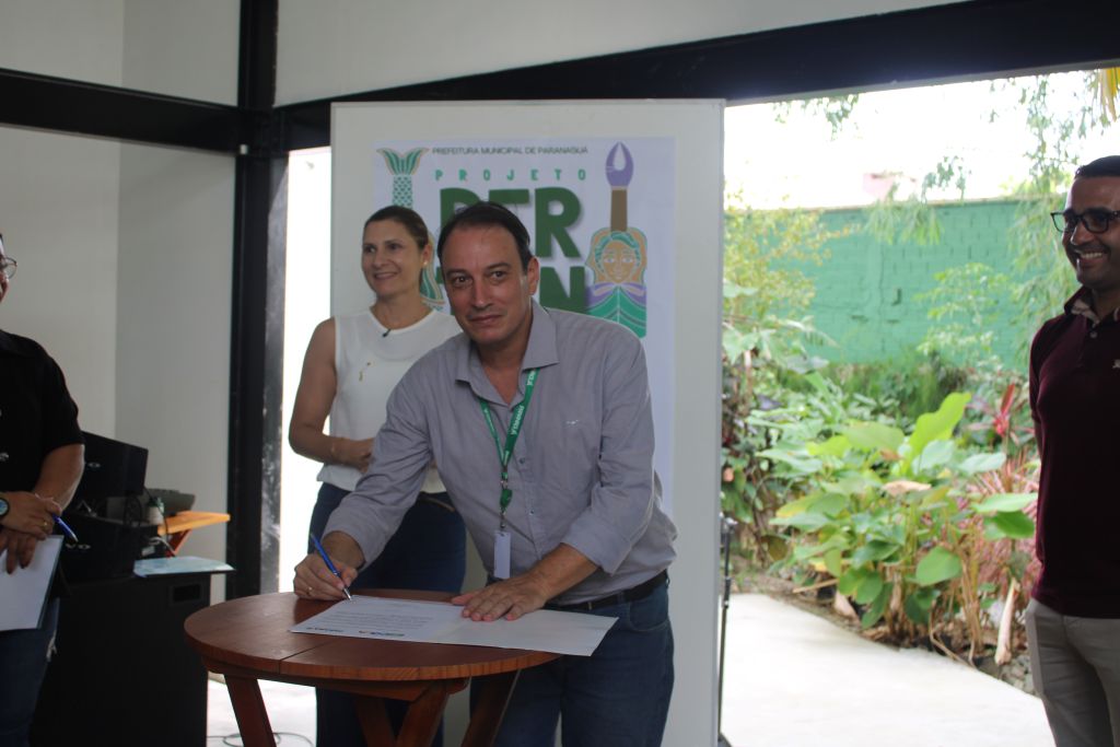 Programa “Turismo na Escola” é lançado em Paranaguá 5 “O principal é o pertencer, mostrar qual é a história, mostrar que a cultura é importante. A gente precisa trazer de volta essas histórias e gerar amor por Paranaguá”, ressalta o secretário municipal de Cultura e Turismo, José Reis de Freitas Neto