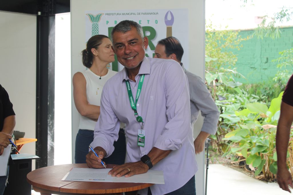 Programa “Turismo na Escola” é lançado em Paranaguá 6 “É muito importante trazer as gerações para entender a questão genealógica. Quando falamos de Paranaguá, falamos de tradição culinária, ecoturismo e comunidades pesqueiras, que têm um vasto potencial de crescimento”, afirma o secretário municipal de Meio Ambiente, Desenvolvimento Rural e Pesca, Marcio Luis Pedrero Vega