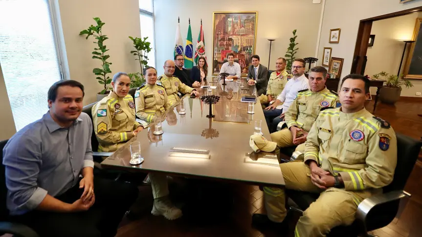 O presidente da Casa, deputado Alexandre Curi (PSD), e a 2ª secretária da Casa, deputada Maria Victoria (PP), participaram nesta segunda-feira (9) de uma reunião com o prefeito de Curitiba, Eduardo Pimentel, e oficiais do Corpo de Bombeiros Militar do Paraná (CBMPR). O presidente da Casa, deputado Alexandre Curi (PSD), e a 2ª secretária da Casa, deputada Maria Victoria (PP), participaram nesta segunda-feira (9) de uma reunião com o prefeito de Curitiba, Eduardo Pimentel, e oficiais do Corpo de Bombeiros Militar do Paraná (CBMPR) (Créditos: Rogério Machado/Alep)