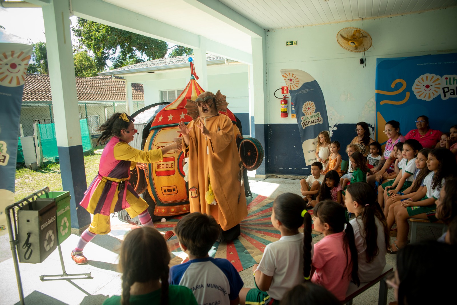 Projeto Ilha, Arte & Palhaçaria retorna ao litoral paranaense com foco na conscientização ambiental 1 Apresentação em escola da Ilha do Mel (Foto: Marcelo Andrade)