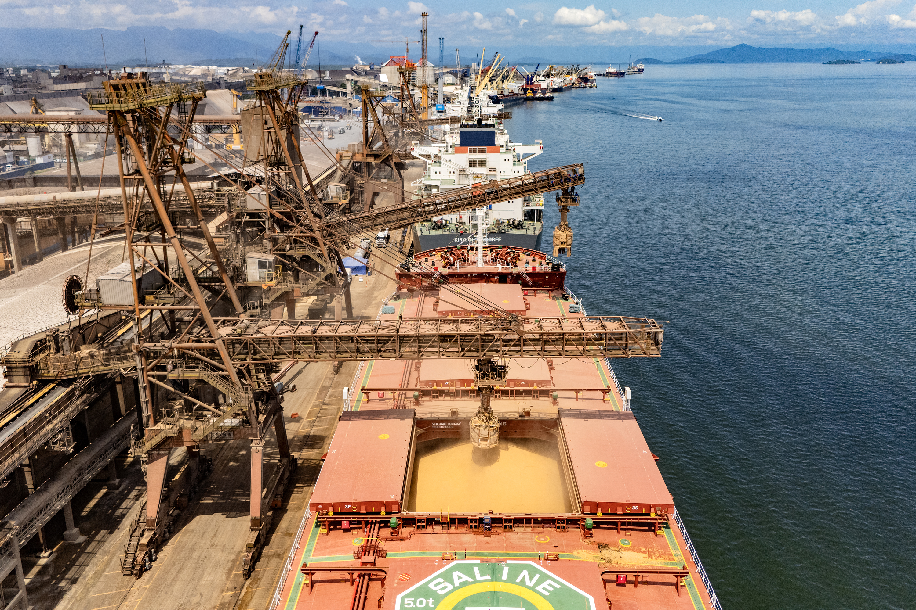 Exportações de soja e carnes sustentam movimentação nos portos paranaenses no 1º bimestre 1 Outro produto que se destacou no bimestre foi o açúcar ensacado, que teve alta de 81% nos embarques (Foto: Claudio Neves/Portos do Paraná)