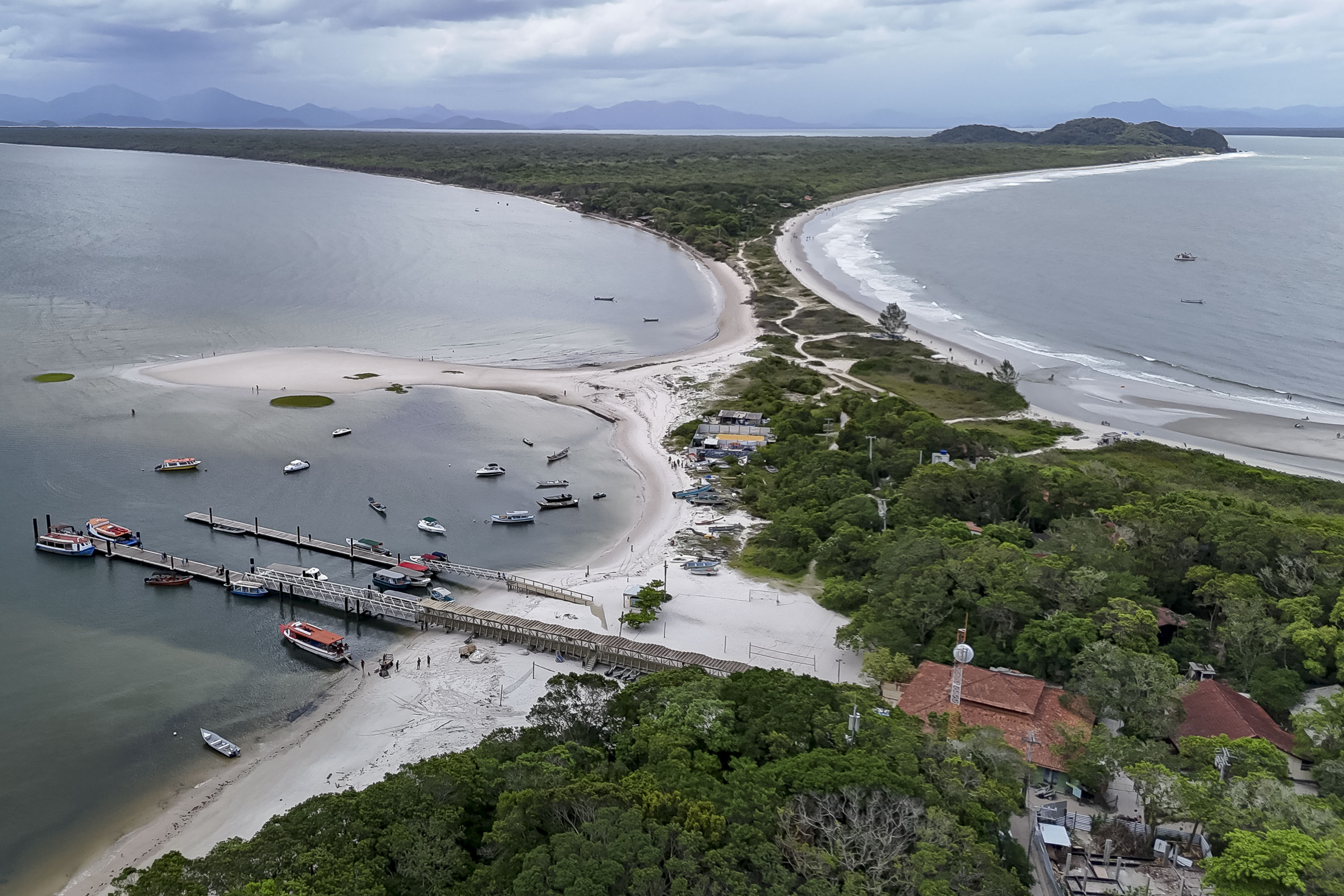 A expectativa é que a agenda de shows reúna cinco mil pessoas na Ilha do Mel, limite diário de entrada autorizado na localidade (Foto: Roberto Dziura Jr/AEN)